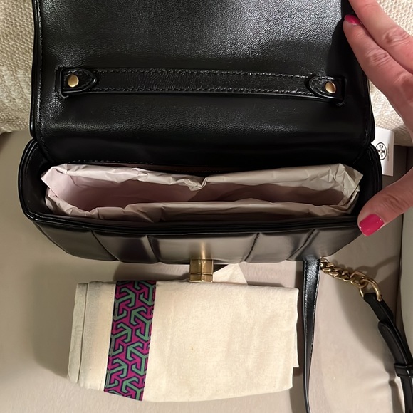 Tory Burch Quilted Chain Bag in Black/Rolled Gold - Picture 10 of 15